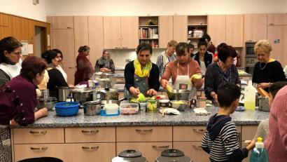 Bild: Anette Velis/exb 
Gemeinsames Kochen im Weltfrauencafé