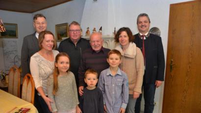 Bild: dob
Hans Oppelt ist nach wie vor ein Gipfelstürmer. Nichts hält ihn auf. Zu seinem 80. Ehrentag scharten sich natürlich seine Töchter Elisabeth (links) und Ines (rechts) sowie die Enkel Sophie, Jeremias und Jonas um den Papa und Opa. Der evangelische Stadtpfarrer Dieter Schinke, OWV-Vorsitzender Erwin Scholz und Bürgermeister Andreas Wutzlhofer (hinten, von links nach rechts) überbrachten ebenfalls die besten Glück- und Segenswünsche zum Ehrentag.