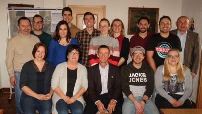 Bild: exb
Die Dorfgemeinschaft Mimbach-Mausdorf hat einen neuen Vorstand (von links): Manfred Prifling, Martin Siegert, Simone Dotzler, Manuela Mattner, Dominik Wendl, Anita Mattner, Thomas Urbanek, Vorsitzender Heribert Urbanek, Marina Prechtl, Tania Ehbauer, Sascha Hentschke, Christian Koppitz, Johannes List, Bianca David und Zweiter Bürgermeister Georg Götz.