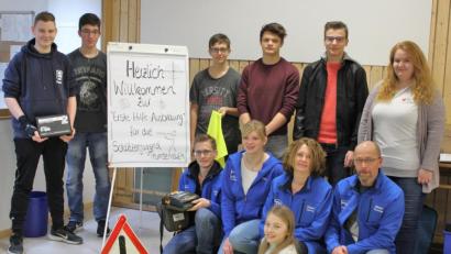 Bild: att
Melissa Wagner vom BRK-Kreisverband Tirschenreuth (rechts) unterrichtete die Schützenjugend und ihre Betreuer (Tom und Cony Glaser sowie Carina Roth - vorne, von rechts). Eine gelungene interessante und informative Veranstaltung, meinten alle Teilnehmer.