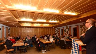 Bild: bey
Bernhard Pscheidt stellt beim Wahlkampfauftakt im Schützenheim Meerbodenreuth seine Ziel und Vorstellungen für die Gemeinde Altenstadt vor.