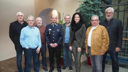 Bild: krb
Fünf Neustädter Vereine freuen sich über Spenden aus dem Topf des Gewinnsparvereins der Sparda-Bank in Weiden.