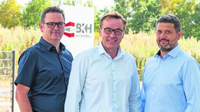 Bild: BKH Wohnbau
Stefan Hader, Peter Braun und Stefan Köhler (von links) freuen sich auf Ihren Besuch am Samstag, 14. September 2019. Die Anfangsbuchstaben ihrer Nachnamen gingen in den neuen Unternehmensnamen ein, BKH Wohnbau GmbH & Co. KG.