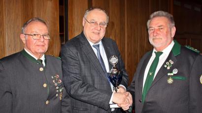 Bild: R. Kreuzer
Lothar Höher (Mitte) überreicht den Wanderpokal an Karl Schmid (rechts). Auch Schützenmeister Franz Fuhrmann freut sich.