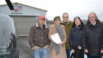 Bild: pz
Pilot Bernhard Döllinger zusammen mit Dr. Brigit Kastner, Bürgermeister Bernd Sommer, Äbtissin Laetitia Fech und dem Projektkoordinator vor Ort, Harald Hertel, (von links) vor dem Start zum Rundflug über die Klosterlandschaft.