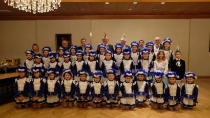 Bild: Stefanie Gradl
Bürgermeister Hans-Martin Schertl (hintere Reihe, Mitte) und Dritter Bürgermeister Heinrich Ruppert (hinten, Dritter von rechts) heißen zusammen mit einigen Stadträten das Kinderprinzenpaar Sandra I. und Sebastian I. und die Gardemädchen des FV Vilseck im Rathaus willkommen.