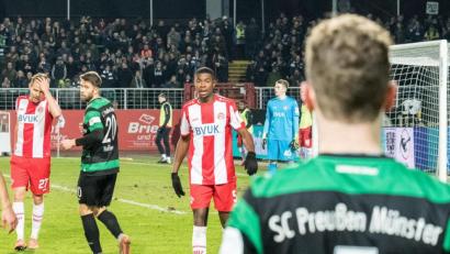 Bild: Carsten Pöhler
Leroy Kwadwo (M.) von den Würzburger Kickers war rassistisch beleidigt worden. Foto: Carsten Pöhler/dpa