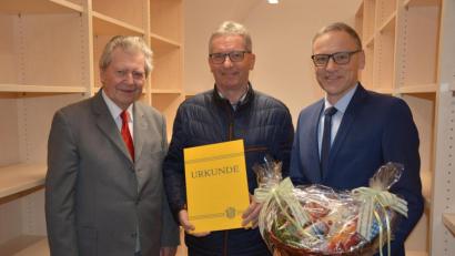 Bild: jr
Zum neuen stellvertretenden Archivpfleger der Stadt Waldsassen wurde Hermann Müller (Mitte) bestellt. Bürgermeister Bernd Sommer (rechts) überreichte die Bestellungsurkunde, Archivpfleger Robert Treml freut sich über die Unterstützung.