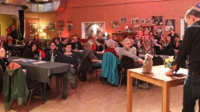 Bild: mfh
Nach einleitenden Worten zum Wahlprogramm suchten die Arbeitsgruppen von SURO 2030 im Capitol den direkten Kontakt mit den Besuchern.