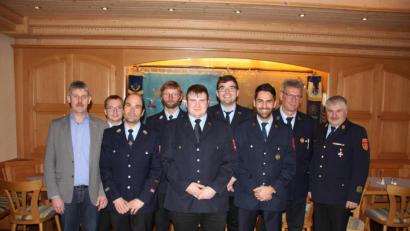Bild: exb
Verantwortung für die Aktiven der Feuerwehr Haunritz-Högen tragen (von links) Bürgermeister Reiner Pickel, Kreisbrandmeister Christian Meyer, Erster Kommandant Michael Pirner, Zweiter Kommandant Hans-Jürgen Pickel, Erster Funkbeauftragter Simon Heldrich, Erster Gerätewart Bernd Schramm, Zweiter Funkbeauftragter Kevin Haas, Zweiter Gerätewart Heinz Bergmann und Kreisbrandinspektor Hans Sperber.