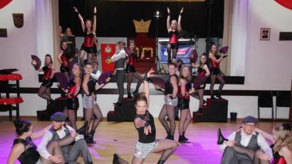 Bild: kro
Einen tollen Schautanz mit dem Motto „Moulin Rouge“ bot die Mähringer Prinzengarde beim Weiberfasching im Pfarrheim.
