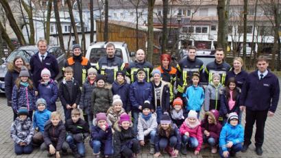 Bild: mmj
Kommandant Hubert Flöttl (rechts), sein Stellvertreter Bernhard Wild (hintere Reihe, Zweiter von links) sowie weitere Aktive informierten die Drittklässler über die Arbeit der Feuerwehr. Die Kinder waren mit Lehrerin Theresa Reiter (links) ins Gerätehaus gekommen.