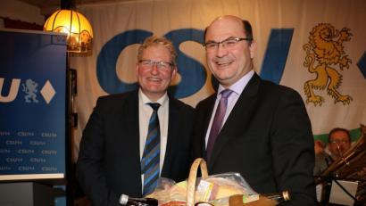 Bild: gru
CSU-Ortsvorsitzender Peter Mauritz (links) bedankt sich beim bayerischen Finanzminister Albert Füracker für die Gestaltung des Abends mit einem Geschenkkorb voll heimischer Produkte.