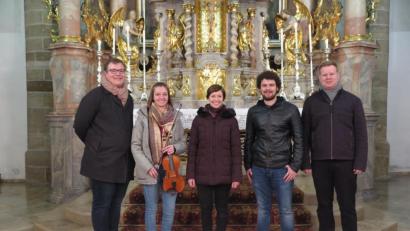 Bild: jzk
Stadtpfarrer Thomas Kraus (rechts) dankte Sebastian Ponnath, Johanna Baumann, Katja Baumann und Vincent Mauritz (von links) für die musikalische Gestaltung der Vorabendmesse.