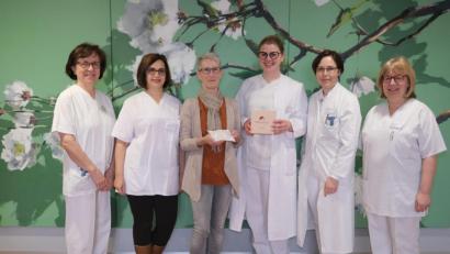 Bild: Klinikum/Dietl/exb
Bei der Übergabe (von links): Irmgard Schneider, Brustschwester am Klinikum St. Marien Amberg; Selma Morasch, Stationsleitung; Brigitta Schöner, Vorsitzende des FFGO, Dr. Christina Elstner-Halder, Oberärztin der Klinik für Frauenheilkunde und Geburtshilfe; Dr. Tanja Hauzenberger, Leitende Oberärztin der Klinik für Frauenheilkunde und Geburtshilfe am Klinikum und Manuela Ehbauer, Brustschwester.