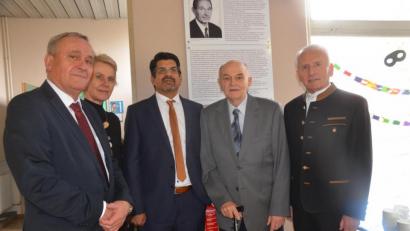 Bild: Kunz
In der Aula der Hans-Sauer-Schule enthüllen (von links) Oberbürgermeister Kurt Seggewiß, Schulamtsdirektorin Christine Söllner, Rektor Matthias Holl, Josef Melch und Hans Hiermaier eine Erinnerungstafel an den früheren Rothenstädter Bürgermeister Hans Sauer.