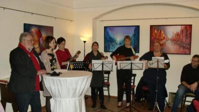 Bild: aub
Angelika Pesold (Dritte von links) als Künstlerin neben Bürgermeister Armin Schärtl, Museumsleiterin Christa Haubelt-Schlosser, doch zugleich ist sie Musikerin im Quartett "Die Ukulelas".