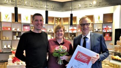 Bild: ubb
Die Freude war groß bei Wolfgang und Karin Neumann (von links) von der Bäckerei, Konditorei und Lebkuchenmanufaktur Rosner: Bürgermeister Bernd Sommer brachte die Urkunde der Metropolregion Nürnberg und ein Sträußchen Blumen vorbei.