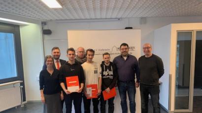 Bild: exb
Stellvertretende Schulleiterin Susanne Kocbek, Geschäftsstellenleiter der Sparkasse Grafenwöhr Thomas Wittmann, geschäftsführender Vorstand Thassilo Heimberg, Martin Murr und Peter Schieder (von links) überreichen den drei besten Berufschulabsolventen Kevin Anton, Sebastian Derkatsch und Matthias Bachmaier ihre Zeugnisse.