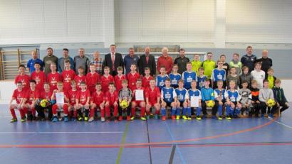 Bild: khg
Die vier erstplatzierten Jungen-Mannschaften nach der Hallen-Fußball-Landkreismeisterschaft der 5. und 6. Klassen von links: 1. HCA-Gymansium Sulzbach-Rosenberg, 2. Realschule Auerbach, 3. Mittelschule Vilseck und 4. Krötensee-Mittelschule mit (hinten, von links) Alexander Rittner, Studienrat Christoph Zapf, Sportlehrer Pavel Hes (Realschule Auerbach), Helmut Lippert, Michael Gradl (Ehrenvorsitzender des 1. FC Schlicht), 1. Bürgermeister Hans-Martin Schertl, Klaus-Dieter Seibold, Stefan Nicol, Hans Grimm, Gerhard Schertl (Betreuer Vilseck), Studienrat Christian Biersack (Krötensee) und Karl Heinz Grollmisch.