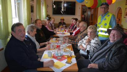 Bild: jr
VdK-Ortsvorsitzender Lorenz Haberkorn (stehend) freute sich über viele Besucher im Schützenheim. Zum Fasching waren auch die Ortsverbände aus Pechbrunn und Neualbenreuth eingeladen.