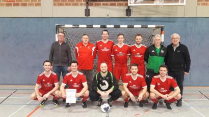 Bild: exb
Die Senioren A des FC Weiden-Ost sind Hallenfußball-Kreismeister 2020. Bezirksseniorenspielleiter Johann Dammer (rechts) und Herrenspielleiter Berthold Kraus (links) gratulierten.