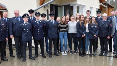 Bild: bö
Bei der Jahreshauptversammlung der Freiwilligen Feuerwehr Allersburg Berghausen "regnete" es im wahrsten Sinne eine ganze Reihe von Auszeichnungen. Dazu gratulierten Bürgermeister Florian Junkes und Kreisbrandmeister Helmut Braun (von rechts) sowie Kreisbrandmeister Alexander Graf (links) und Feuerwehrvorsitzender Manfred Braun (Dritter von links).