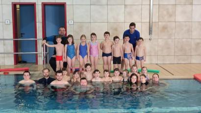 Bild: hir
20 Kinder absolvierten an zehn Tagen den Schwimmkurs der Wasserwacht Pfreimd und konnten stolz ihre Abzeichen in Empfang nehmen. Darüber freuten sich Wasserwachtvorsitzender Wolfgang Lotter (hinten links) zusammen mit den Kursleitern Stephanie Eichinger, Christian Stöckl und allen ehrenamtlichen Ausbildern.