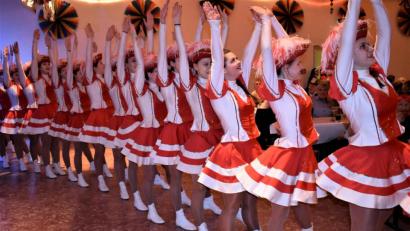 Bild: rgr
Hoch die Hände: Die Gardemädchen sorgen beim Kolpingsball in Grafenwöhr mit ihrem Auftritt für Stimmung.
