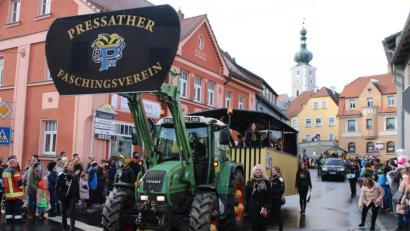 Bild: sne
Der Pressather Faschingsverein (PFV) führt den Gaudiwurm an. 40 Gruppen haben sich im Jubiläumsjahr angemeldet.