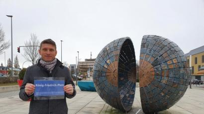 Bild: exb
SPD-Stadtrat Florian Fuchs auf dem Deckel der Bahnhofstiefgarage, der seiner Ansicht nach König-Friedrich-Platz heißen sollte.