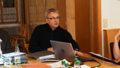 Bild: weu
Ausführlich erläuterte Ingenieur Bernhard Preischl (Mitte) im Gemeinderat die Maßnahmen der Kanalerneuerung in Thanstein. Bürgermeister Walter Schauer (links) und VG-Sachbearbeiterin Christina Blommer hörten zu.