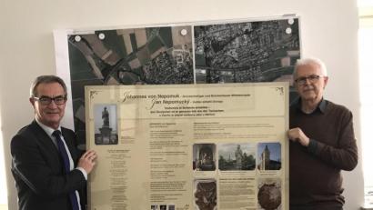 Bild: cr
Rainer Christoph (rechts) vom Verein Via Carolina – Goldene Straße war zur Übergabe der Nepomuk-Tafel ins Kemnather Rathaus gekommen. Bürgermeister Werner Nickl hat dafür bereits einen Standort ins Auge gefasst. So könnte sie neben einer der örtlichen Nepomukfiguren aufgestellt werden.