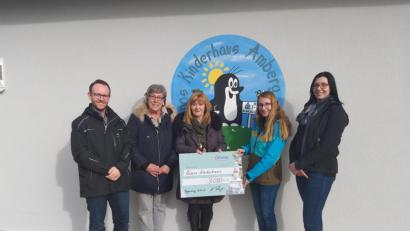 Bild: ads
Die Vorsitzende des Fördervereins Ninos Freunde, Denise Frech (Zweite von rechts), und ihre Stellvertreterin Jennifer Jobst (rechts) freuten sich über die Spende von 3080 Euro, die ihnen die Infineon-Mitarbeiter Christopher Weiß, Barbara Frey und Anneliese Vogel (von links) überreichten.