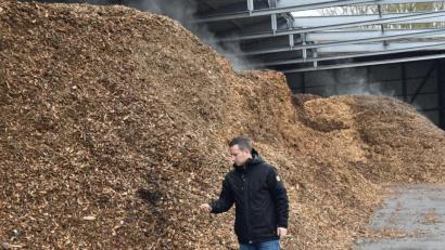 Bild: ANDREAS ROYER
Kraftwerksleiter Michael Jakuttis überzeugt sich von der Qualität der Hackschnitzel: Der Holzbedarf am Eichelberg liegt bei etwa 80 000 Tonnen pro Jahr.