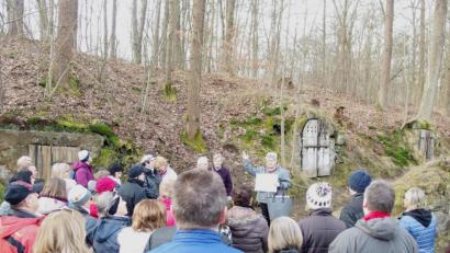 Bild: exb
In der Felsenkellergasse am Annaberg erläutert Gästeführerin Elisabeth Schreml die unterirdischen Lagerstätten.