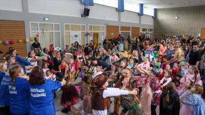 Bild: egl
Zu bekannten Kinderliedern tanzten die Gardemädels mit zahlreichen Kindern in der Mehrzweckhalle.