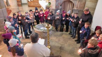 Bild: jzk
Die Drittklässler beteten beim Weggottesdienst am Taufbecken.