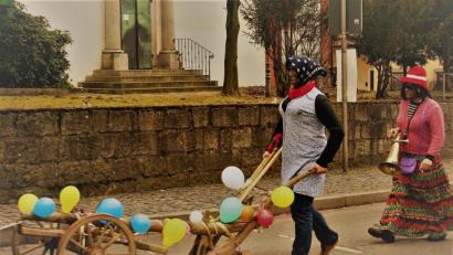 Bild: gz
Am unsinnigen Donnerstag sind zwei Gruppen mit einem Pflug zum Fosend Asgrom unterwegs.