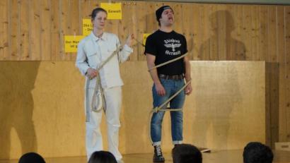 Bild: weu
Christina Elsa Wagner und Julian Kühndel vom „ueTheater Regensburg“ zogen mit ihrem Spiel die Mittelschüler der Doktor-Eisenbarth-Schule in ihren Bann und regten zum Nachdenken an.