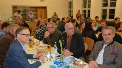 Bild: jr
Volles Haus am Montagabend bei der CSU-Wahlversammlung im Pfarr- und Jugendheim Leonberg. Mit dabei auch die amtierenden Bürgermeister der Nachbarkommunen.
