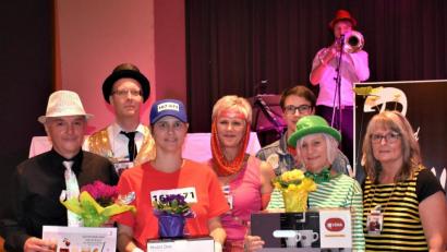 Bild: rgr
Schöne Preise gibt es bei der Tombola im Rahmen des Kolpingballs. Das Bild zeigt die Preisträger der ersten drei Preise (von links): Harald Reiter, Kolping-Vorsitzender Andreas Greiner, Kathrin Herold, Anita Stauber, Florian Biersack (Überreicher der Preise), Ilona Lang und Anita Heßler.