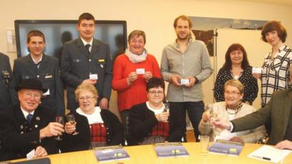 Bild: Hirsch
Oberbürgermeister Andreas Feller (rechts) überreichte verdienten Bürgern die Ehrenamtskarte und stieß mit ihnen mit einem Glas Sekt an.