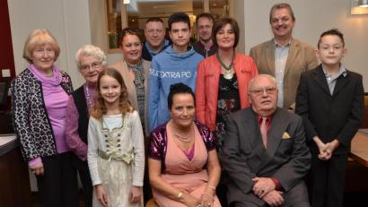 Bild: dob
Maurermeister und ehemaliger Geschäftsführer der Hans Striegl-Bau GmbH in Weiden, Heribert Uschold (sitzend, rechts), feierte am Sonntag mit seiner Familie, zu der neben Ehefrau Gertraud (sitzend, links), auch die beiden Töchter und die drei Enkel zählen, seinen 80. Geburtstag.