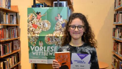 Bild: sfo
Sofia Häckl ist die Siegerin beimKreisentscheid des Vorlesewettbewerbs. Die Elfjährige geht in die Klasse 6b des Stiftland Gymnasiums. Sie las unter anderem aus dem Buch "Käferkumpel" von Autorin M.G. Leonard.
