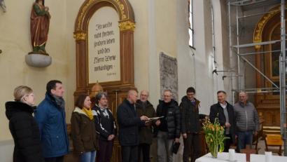 Bild: dob
Anna-Lena Heindl und Baureferatsleiter Marcus Rudnik vom Landratsamt Neustadt/WN, die evangelische Verwaltungsangestellte des Dekanats, Ulrike Weich aus Weiden, die Architekten Melanie Danhof und Armin Juretzka vom gleichnamigen Architekturbüro in Weiden, Raimund Karl vom Landesamt für Denkmalpflege aus Regensburg und Ulrich Arndt vom Baureferat der Evangelischen Landeskirche München trafen sich mit Kirchenvertretern vor Ort, Uli Münchmeier, Stadtpfarrer Dieter Schinke und Hermann Bibel (von links nach rechts), um die Generalsanierung der Stadtkirche grob abzustecken.