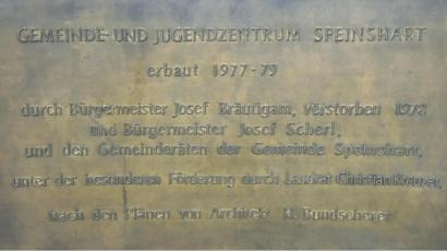 Bild: do
Eine Bronze-Gedenktafel erinnert im Vorraum des Gemeindezentrums an die Bauherren, an Förderer Landrat Christian Kreuzer und an den erst kürzlich verstorbenen Architekten Hans Bundscherer.