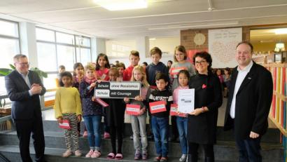Bild: Susanne Schwab, Stadt Amberg/exb
Regionalkoordinator Thomas Vitzthum (rechts), Schulleiterin Marion Weigl (links daneben) und Oberbürgermeister Michael Cerny (links) freuen sich mit den Kindern und Lehrern über den Titel „Schule ohne Rassismus – Schule mit Courage“, den die Albert-Schweitzer-Schule als erste Grundschule in der Oberpfalz tragen darf.