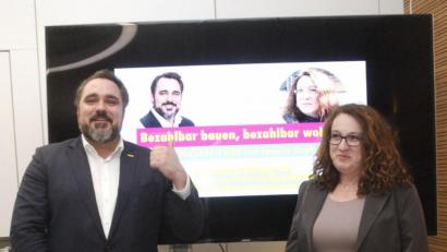 Bild: Hirsch
FDP-Landesvorsitzender Daniel Föst (links) und die Spitzenkandidatin auf der FDP-Kreistagsliste, Janette Stopkova (rechts), fordern eine Vereinfachung der Bauvorschriften.