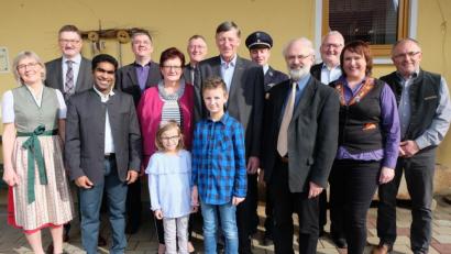 Bild: ohr
Franz Sorgenfrei (Mitte mit Gattin Maria und den beiden Enkeln Mia und Luka) feierte den 70. Geburtstag. Bürgermeister Hans Prechtl (Zweiter von links) und Pfarrer Heinrich Rosner (Vierter von rechts) mit Pfarrvikar Joseph Kokkoth (Dritter von links) überbrachten die Glückwünsche. Auch Repräsentanten von Stullner Vereinen oder Gremien gratulierten.